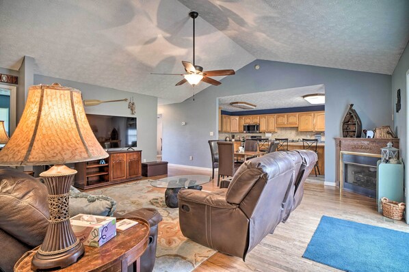 TV, fireplace, books - Charming 'hideaway Haven' Near Pigeon Forge! (Dandridge)