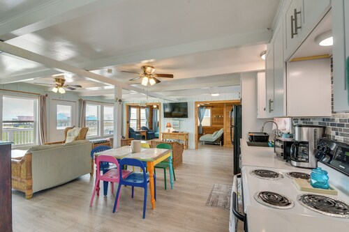 Walk to Shore: Freeport Beach House w/ Grill!