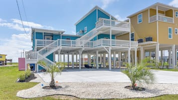 House (3 Bedrooms) | Exterior