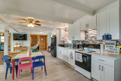 Walk to Shore: Freeport Beach House w/ Grill!