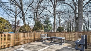 A park with a wooden fence, benches, and a concrete path. - Maryland Vacation Home Near US Capital! (Riverdale)