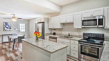 House (6 Bedrooms) | Interior