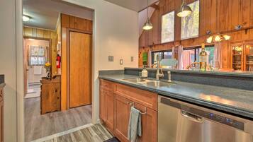 House (4 Bedrooms) | Private kitchen | Microwave, oven, stovetop, dishwasher