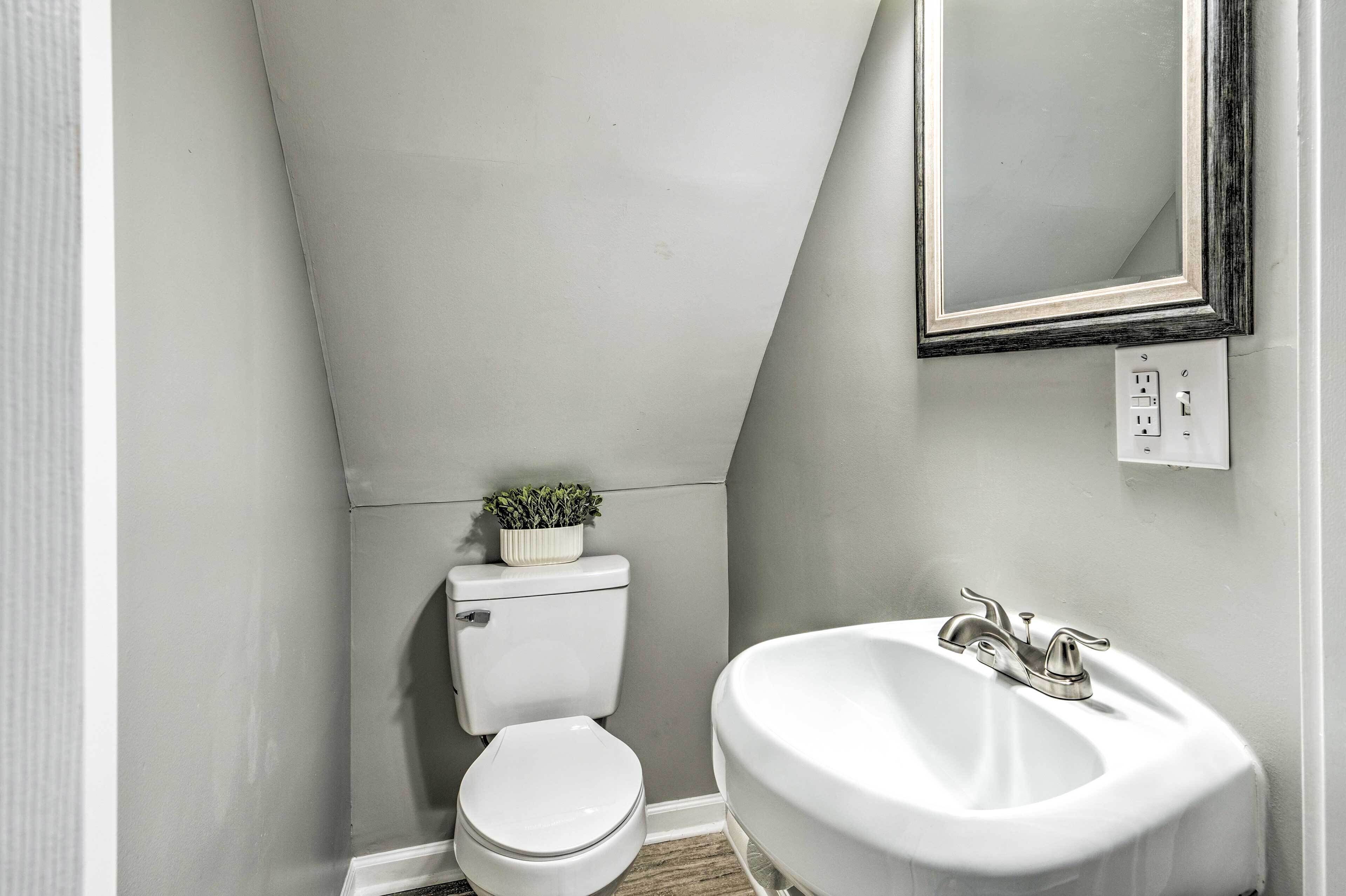 Un baño con inodoro, lavabo y espejo.