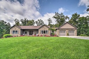 Interior - Family-friendly Retreat w/ Deck in Cassville! (Cassville)