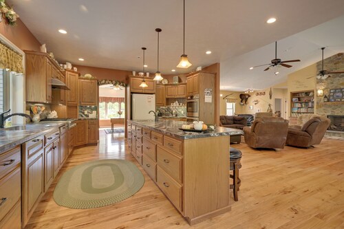 Family-friendly Retreat w/ Deck in Cassville!