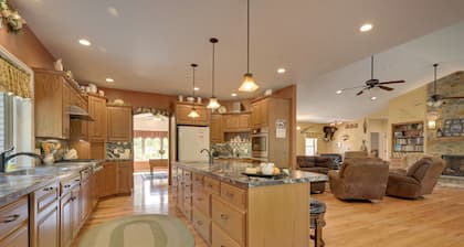 Family-friendly Retreat w/ Deck in Cassville!