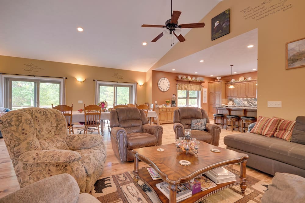 Family-friendly Retreat w/ Deck in Cassville! - Raystown Lake