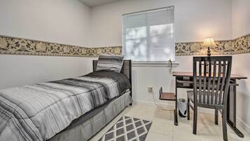 Apartemen (2 Bedrooms) | 2 kamar tidur, setrika/meja setrika, dan seprai linen