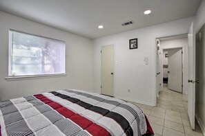 Apartment (2 Bedrooms) | 2 bedrooms, iron/ironing board, bed sheets