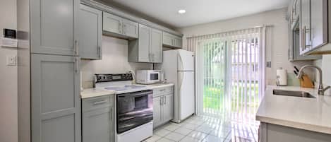 Apartment (2 Bedrooms) | Private kitchen | Microwave, oven, stovetop, dishwasher