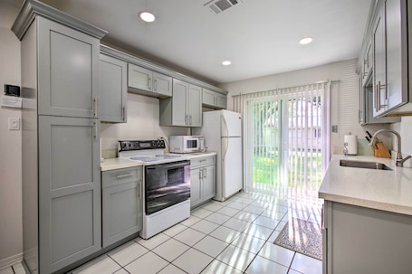 Microondas, horno, placa de cocina, lavavajillas