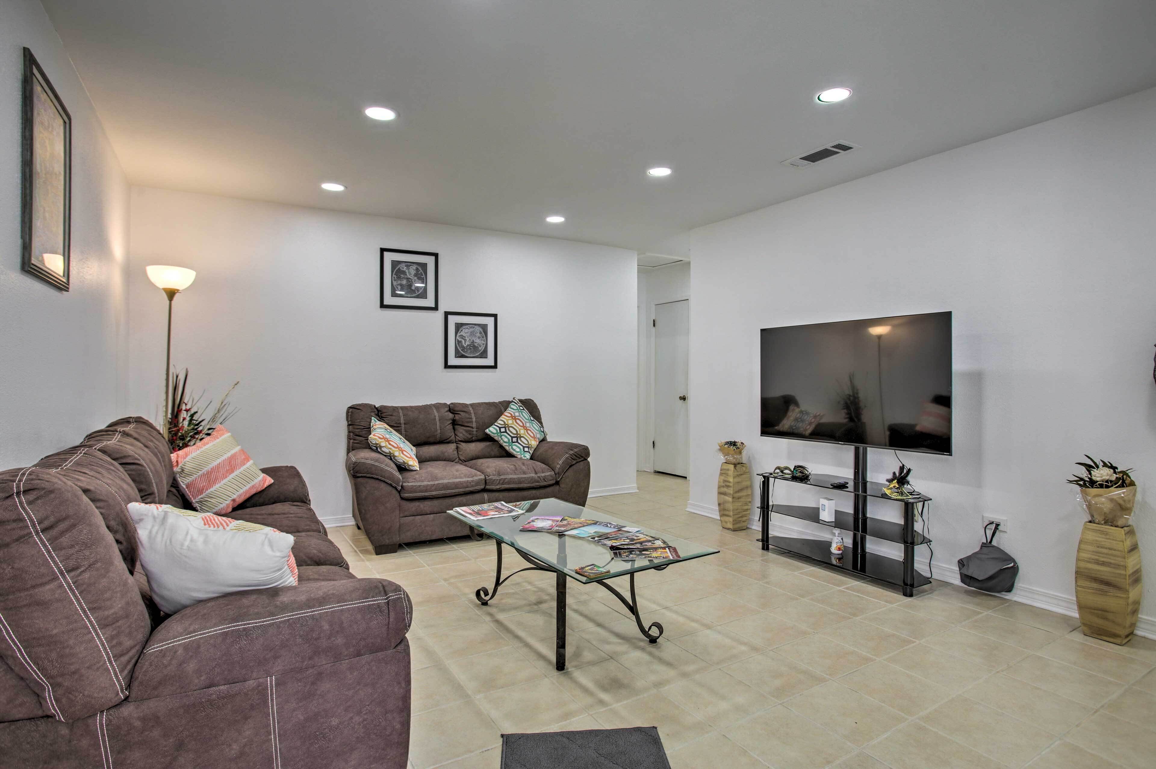 Apartment (2 Bedrooms) | Living area | TV