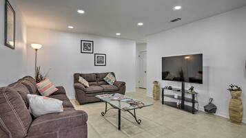 Căn hộ (2 Bedrooms) | Khu phòng khách | TV