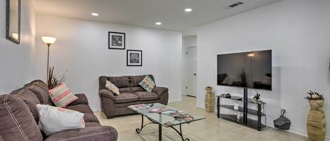 Apartment (2 Bedrooms) | Living area | TV