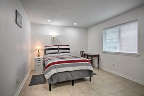 Apartment (2 Bedrooms) | 2 bedrooms, iron/ironing board, bed sheets - New! Laplace Townhome, 9 Mi to Lake Pontchartrain! (LaPlace)