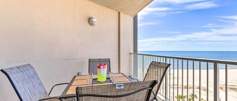 Apartment (3 Bedrooms) | Outdoor dining