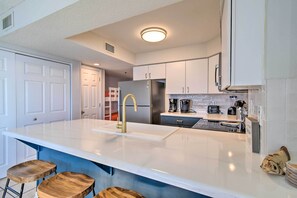 Microwave, oven, stovetop, dishwasher - Orange Beach Retreat w/ Views - Walk to Beach (Orange Beach)