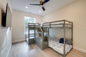 Hus (4 Bedrooms) | 4 sovrum, arbetsyta för laptop, strykjärn/strykbräda och sängkläder