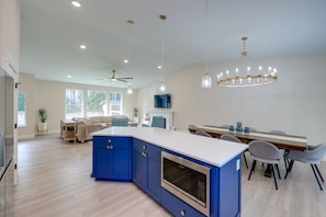บ้านพัก (4 Bedrooms) | ครัวส่วนตัว | ไมโครเวฟ, เตาอบ, เตาประกอบอาหาร, เครื่องล้างจาน