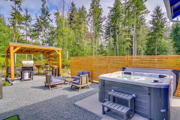 Terrace/patio - Lovely Clinton Home w/ Hot Tub on 10 Acres! (Clinton)