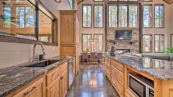 House (4 Bedrooms) | Interior