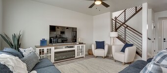 Family-friendly Townhome ~ 2 Mi to Windsor Lake!