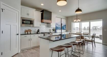 Family-friendly Townhome ~ 2 Mi to Windsor Lake!