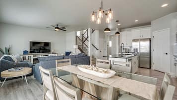 ุดูุฉ (4 Bedrooms) | ุงูู
ูุดุฃุฉ ู
ู ุงูุฏุงุฎู