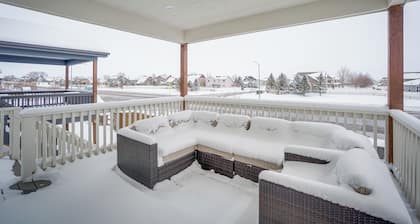 Family-friendly Townhome ~ 2 Mi to Windsor Lake!