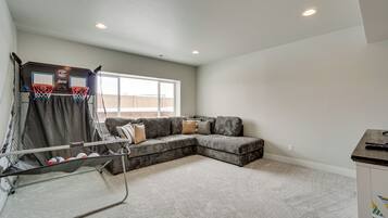 ุดูุฉ (4 Bedrooms) | ุงูู
ูุดุฃุฉ ู
ู ุงูุฏุงุฎู