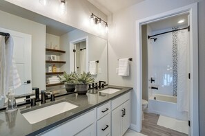 Interior - Family-friendly Townhome ~ 2 Mi to Windsor Lake! (Windsor)