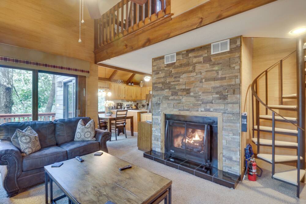 Wintergreen Home w/ Hot Tub, Deck & Mountain Views - Wintergreen