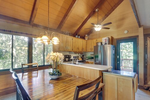 Wintergreen Home w/ Hot Tub, Deck & Mountain Views