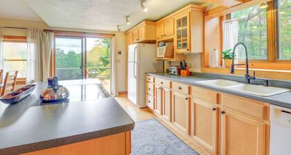 Storybook Stratton House: 3 Mi to Mount Snow!