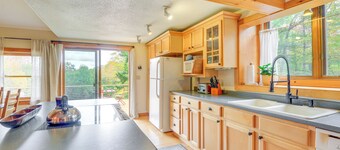 Storybook Stratton House: 3 Mi to Mount Snow!