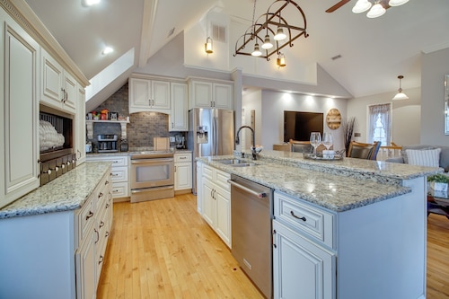 Cozy Virginia Vacation Rental w/ Seasonal Pool!