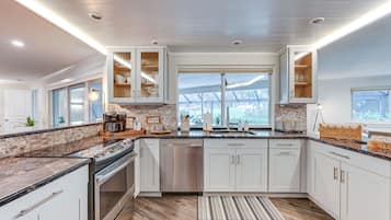 House (3 Bedrooms) | Private kitchen | Microwave, oven, stovetop, dishwasher