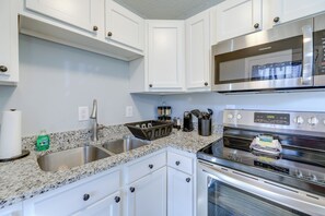 House (3 Bedrooms) | Interior - New Bern Abode w/ Yard ~ 2 Mi to Neuse River (New Bern)