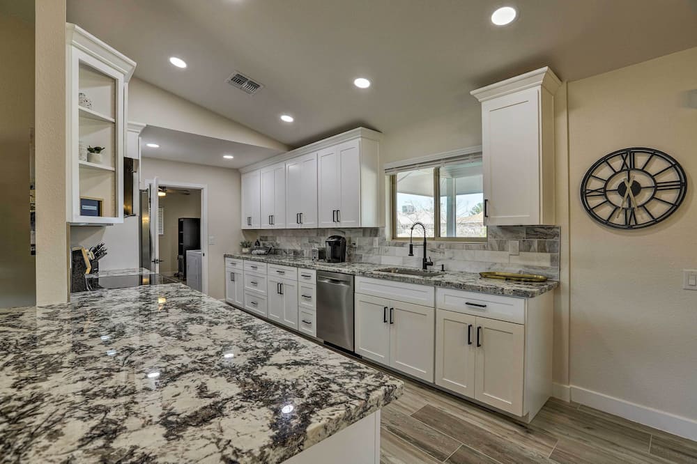 Putting Green, Grill: Home in Sun City West! - Sun City West, AZ