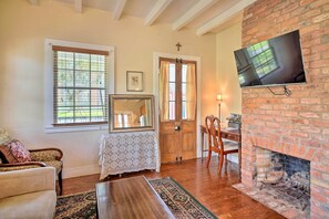 Cottage (2 Bedrooms) | Interior - Idyllic Houma Vacation Rental on Shared Pond! (Houma)