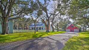 A gravel driveway leading to a row of houses with a fence in the background. - Idyllic Houma Vacation Rental on Shared Pond! (Houma)