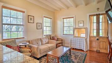 Cottage (2 Bedrooms) | Front of property