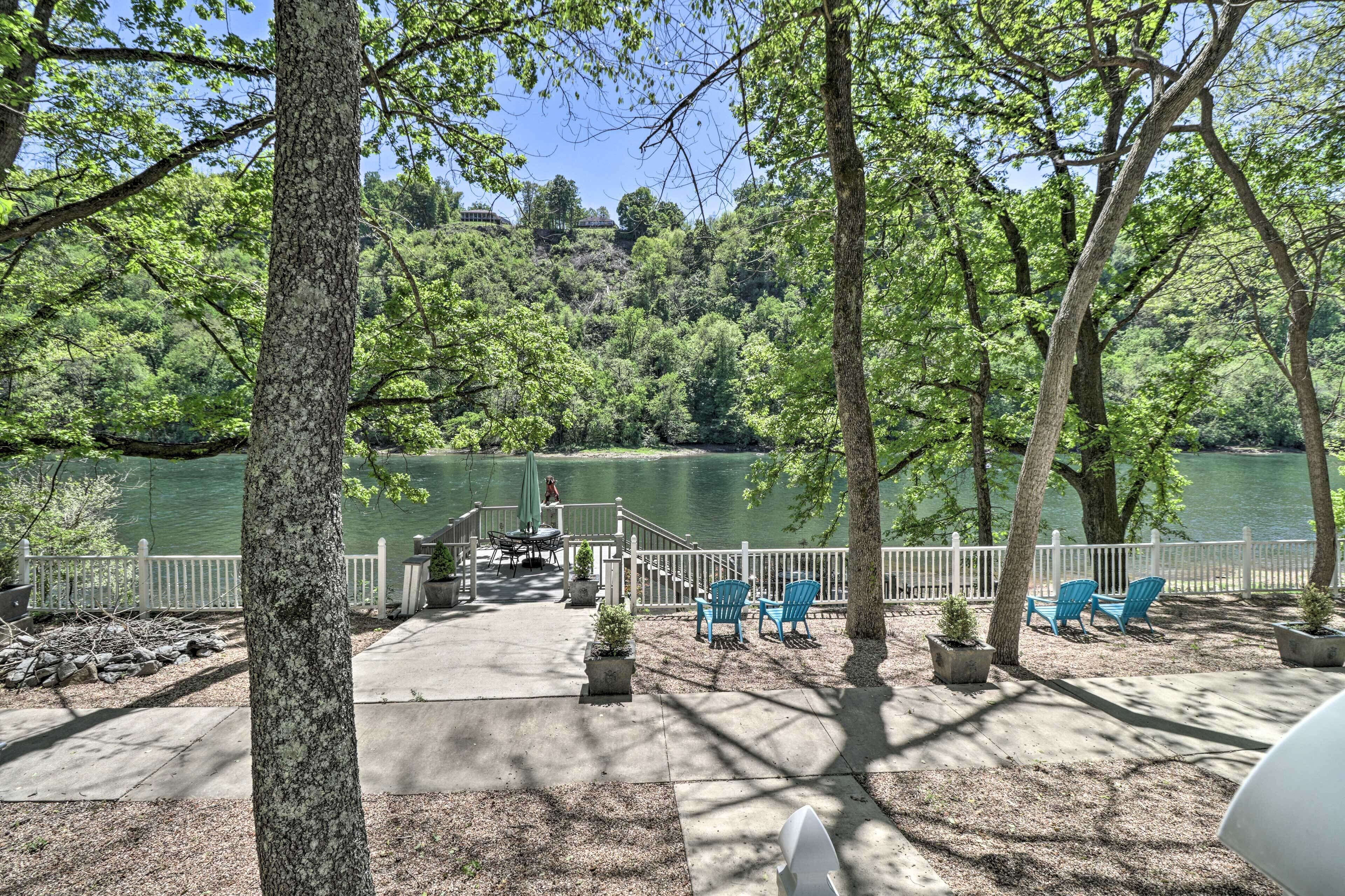 Une terrasse au bord du lac, avec des sièges et une vue sur le lac.