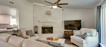 ~ 3 Mi to Dtwn Mckinney: Suburban Texas Retreat