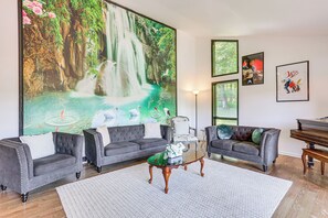 House (5 Bedrooms) | Interior