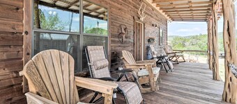 偏遠牧場附兩間鄉村小屋及門廊