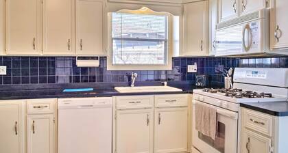 Pet-friendly Home w/ Patio - 3 Mi to Houston Zoo!