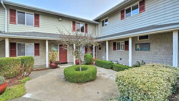 Apartment (2 Bedrooms) | Front of property