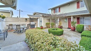 A residential area with a patio, outdoor furniture, and a small garden. - Anacortes Condo - Walk to Town, Marina, + Bay! (Anacortes)